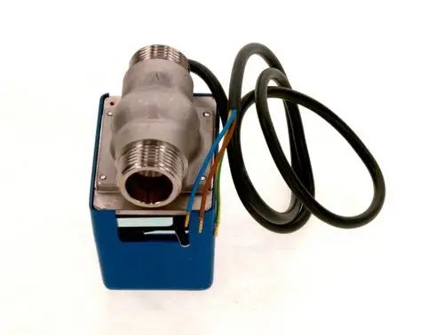 BOSCH Ventil mit einem Metallkörper und angeschlossenen elektrischen Leitungen, montiert auf einem blauen Sockel. Keine Maße erkennbar.